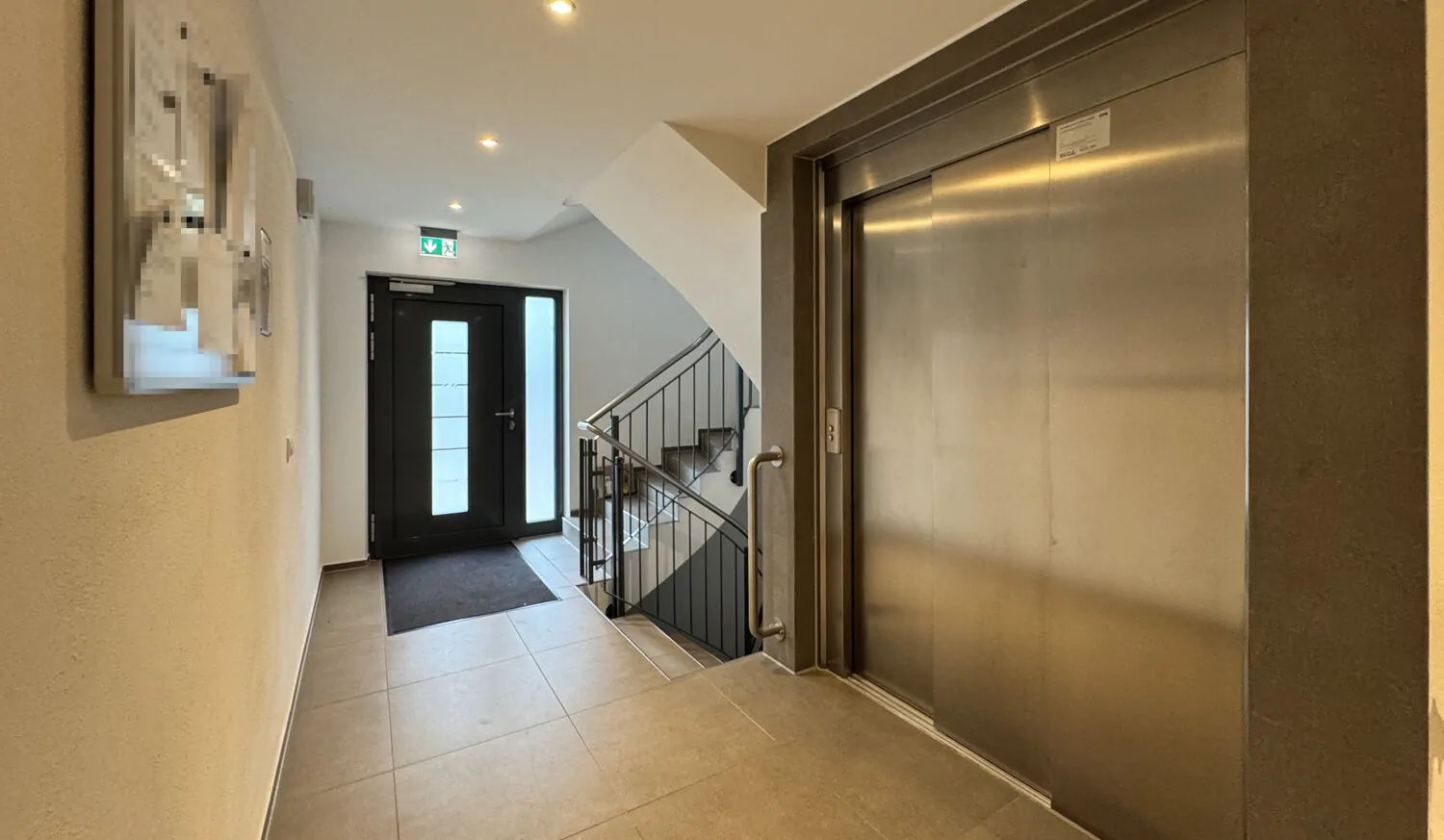 Hauseingang mit Aufzug