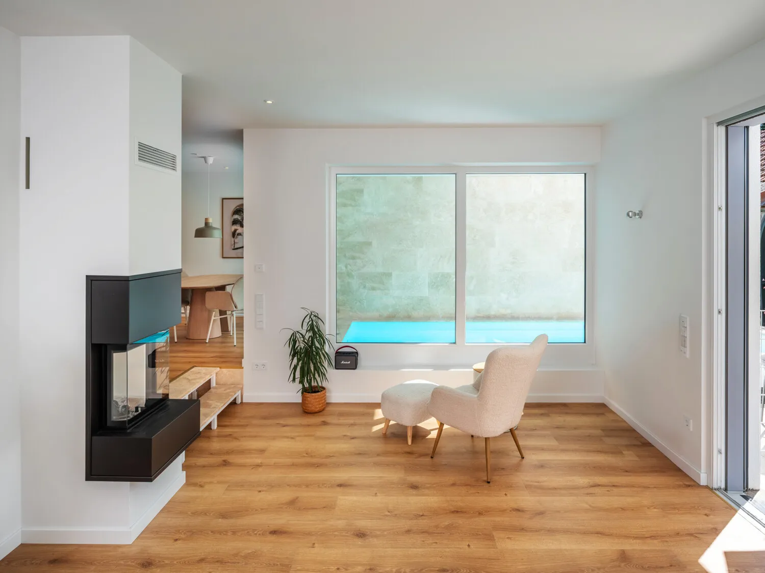 Wohnzimmer mit Panoramakamin