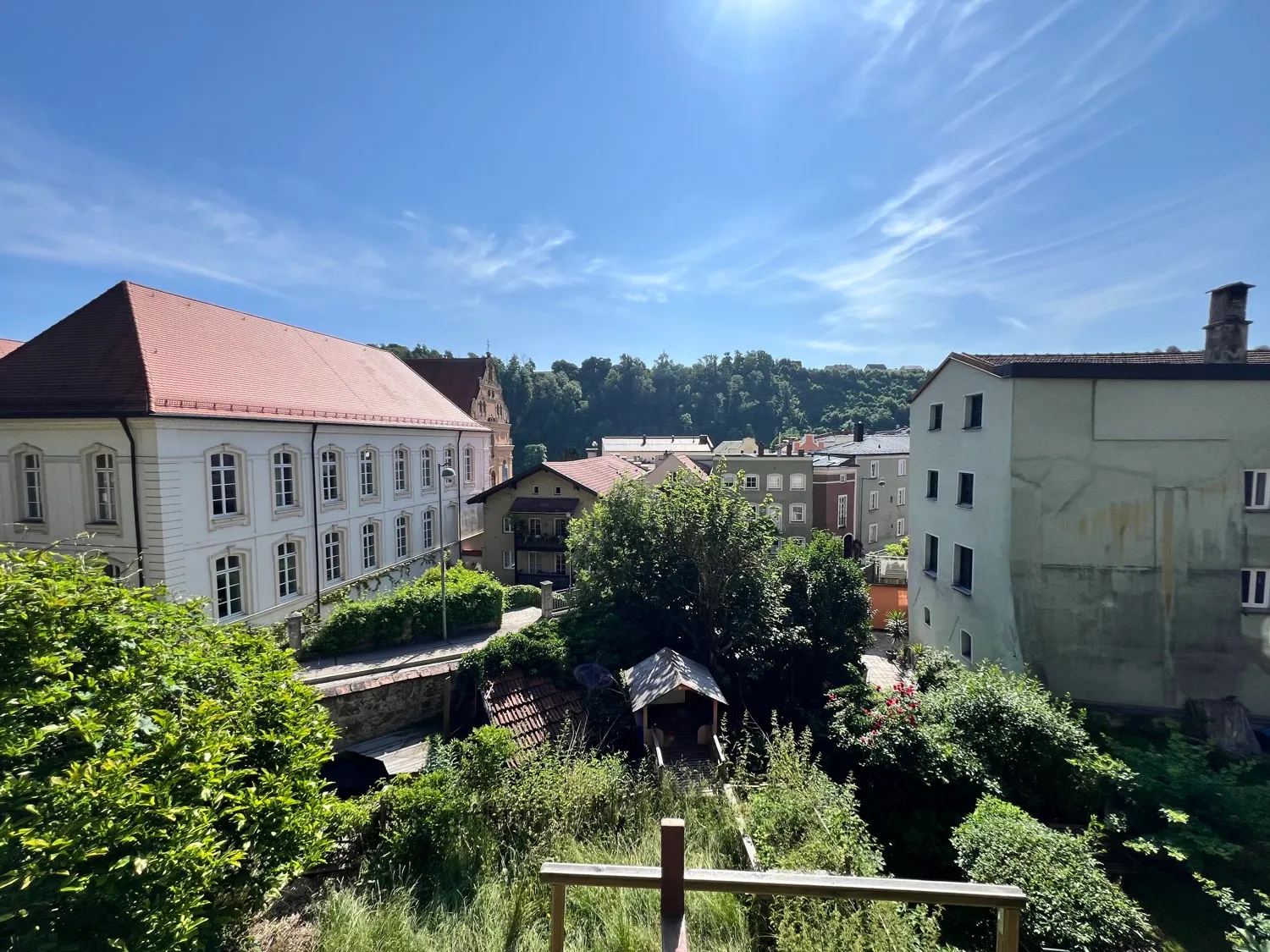 Blick vom Balkon in den Garten