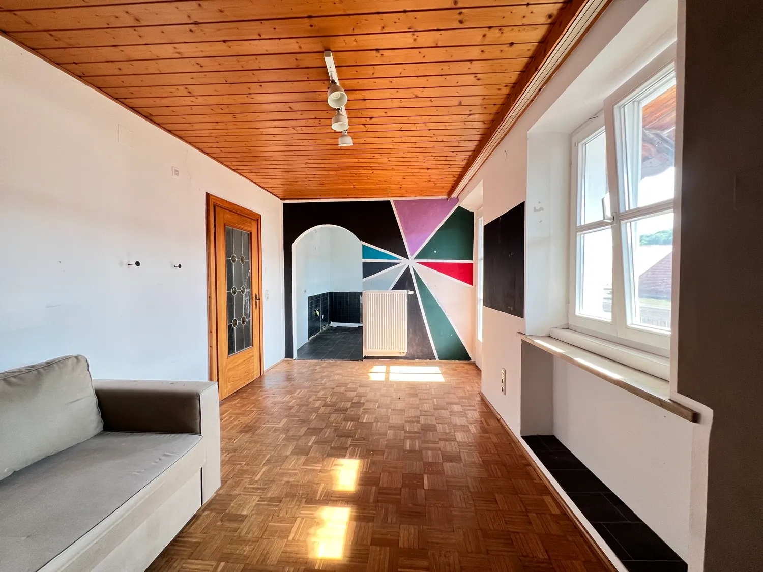 Wohnraum mit Balkonzugang