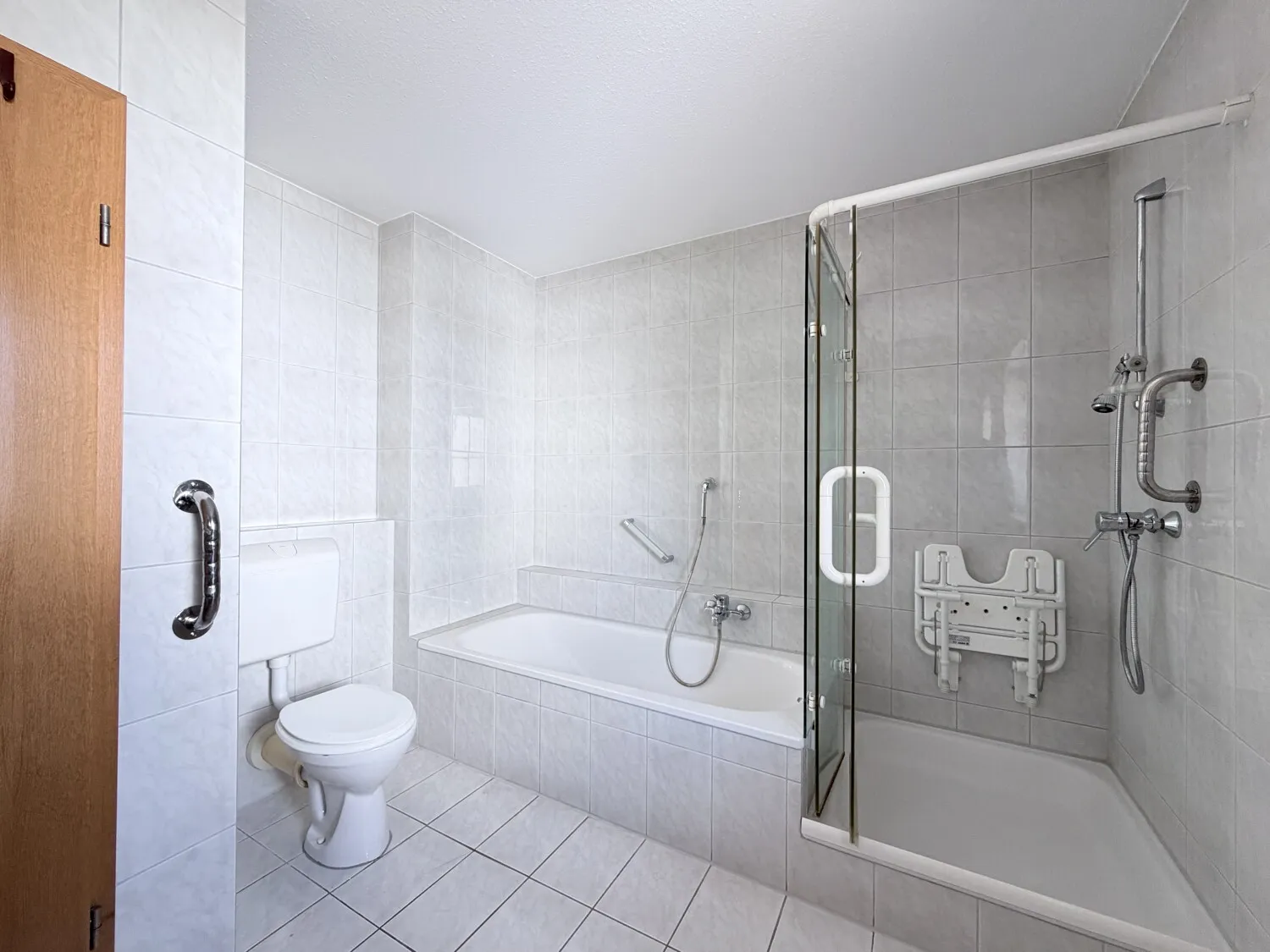 Badezimmer mit Dusche und Wanne OG