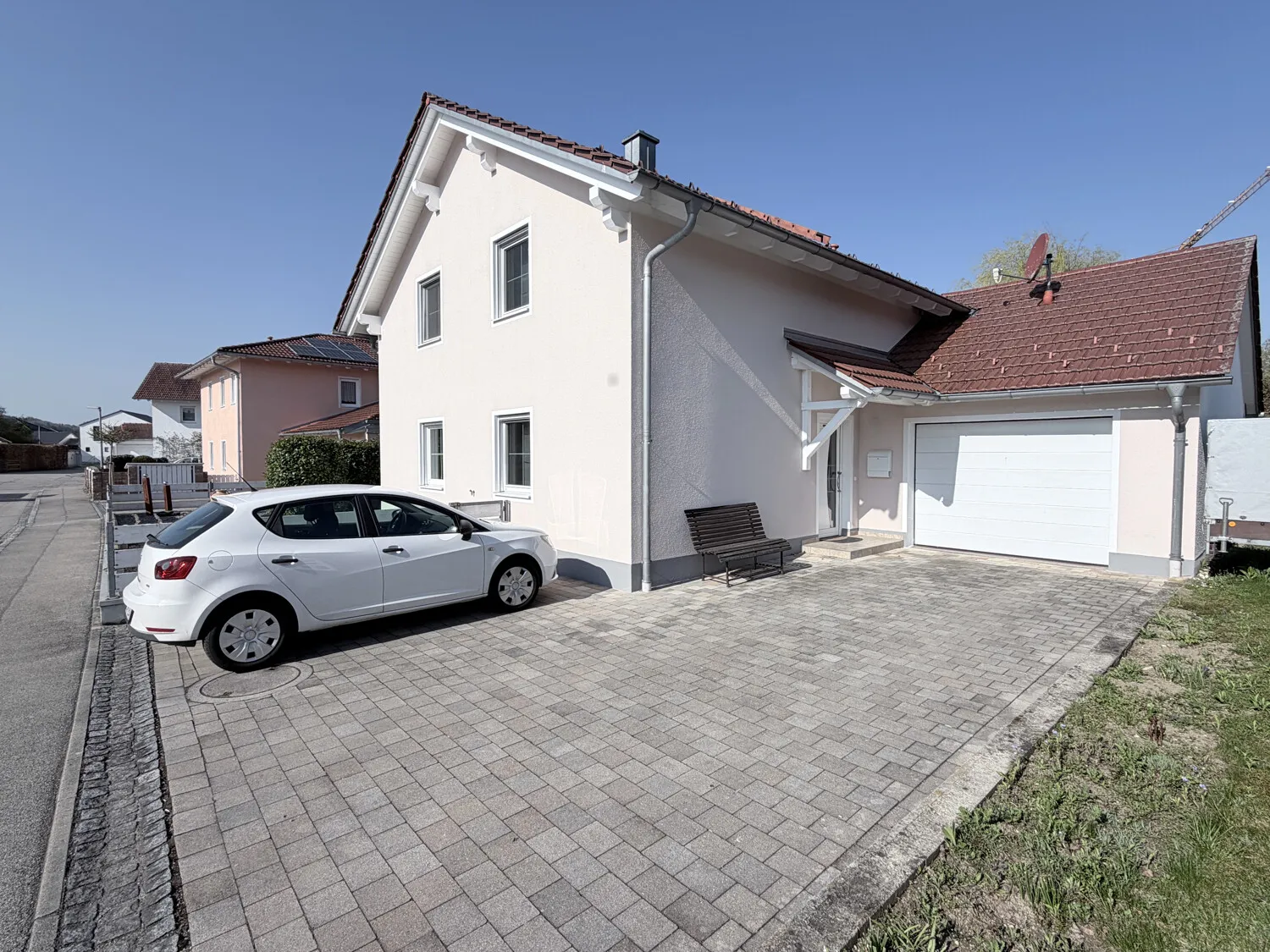 Einfahrt & Garage