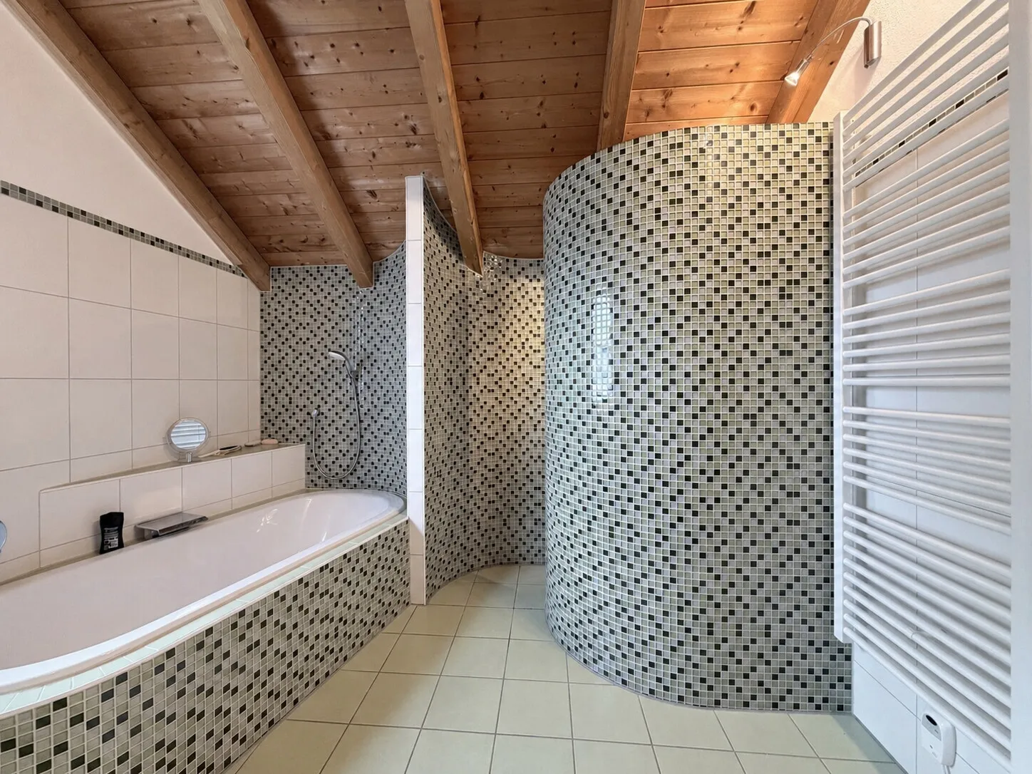 Wanne und Dusche