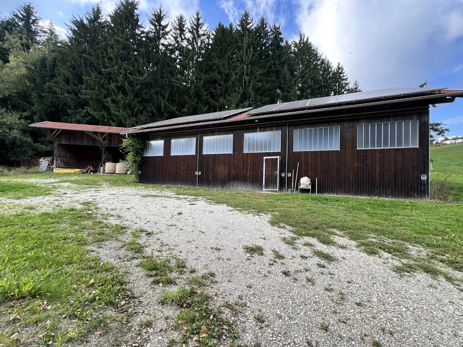 Maschinenhalle mit PV