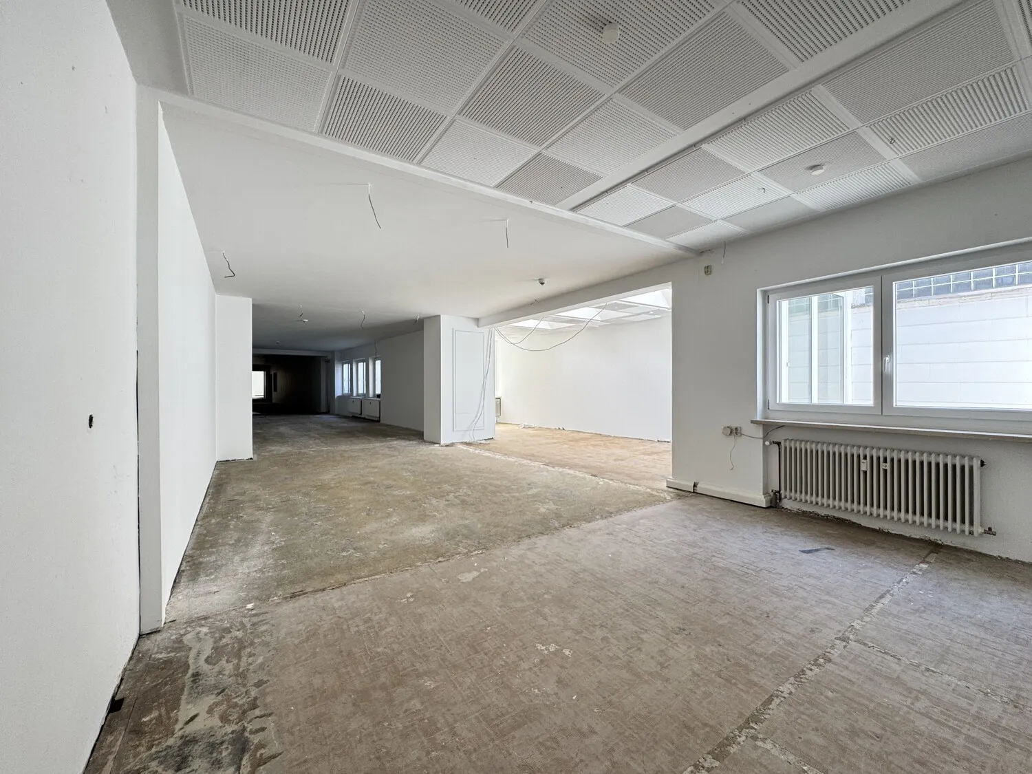 Lange Büro- oder Ladenfläche