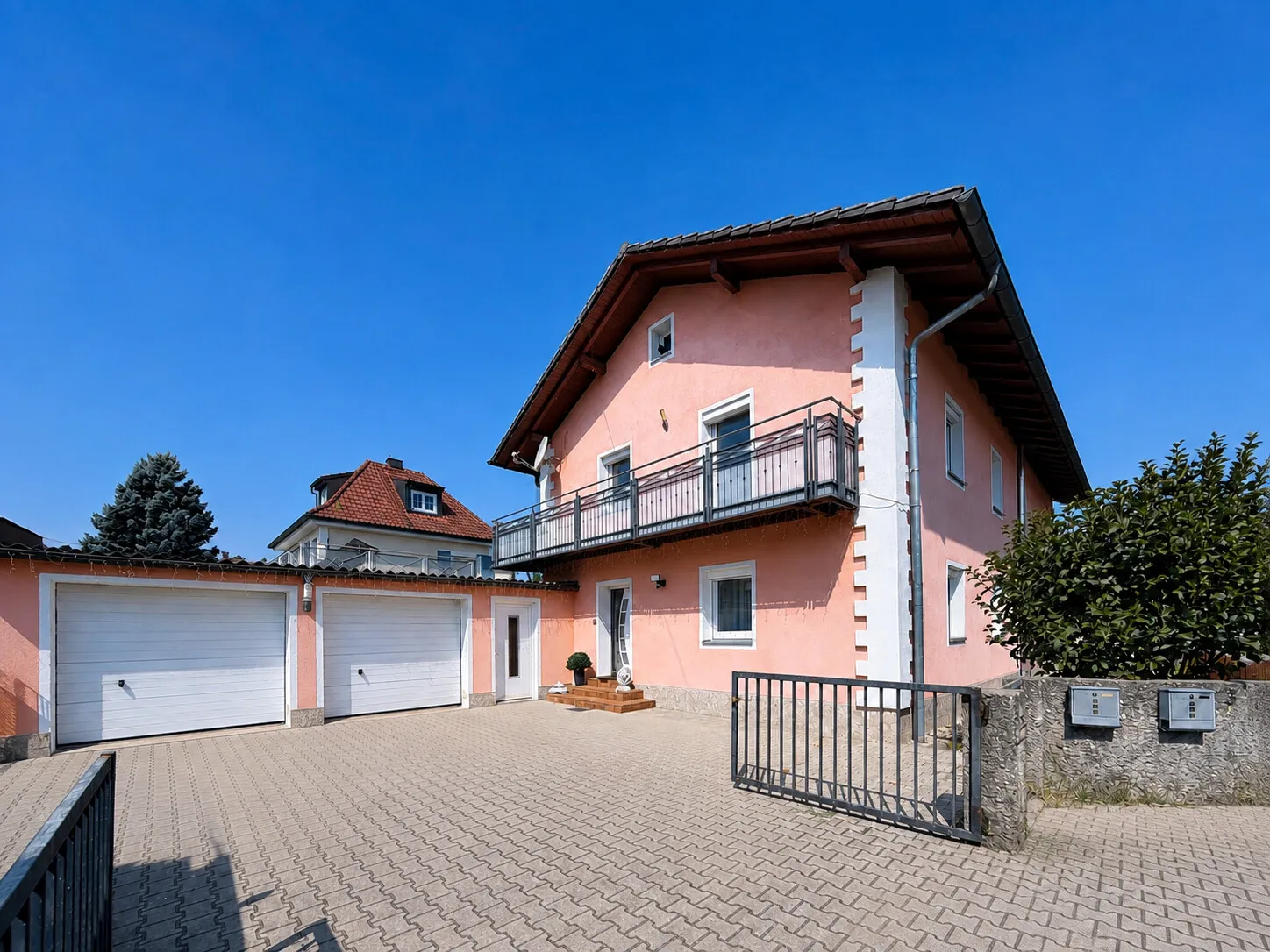 Einfahrt & Doppelgarage