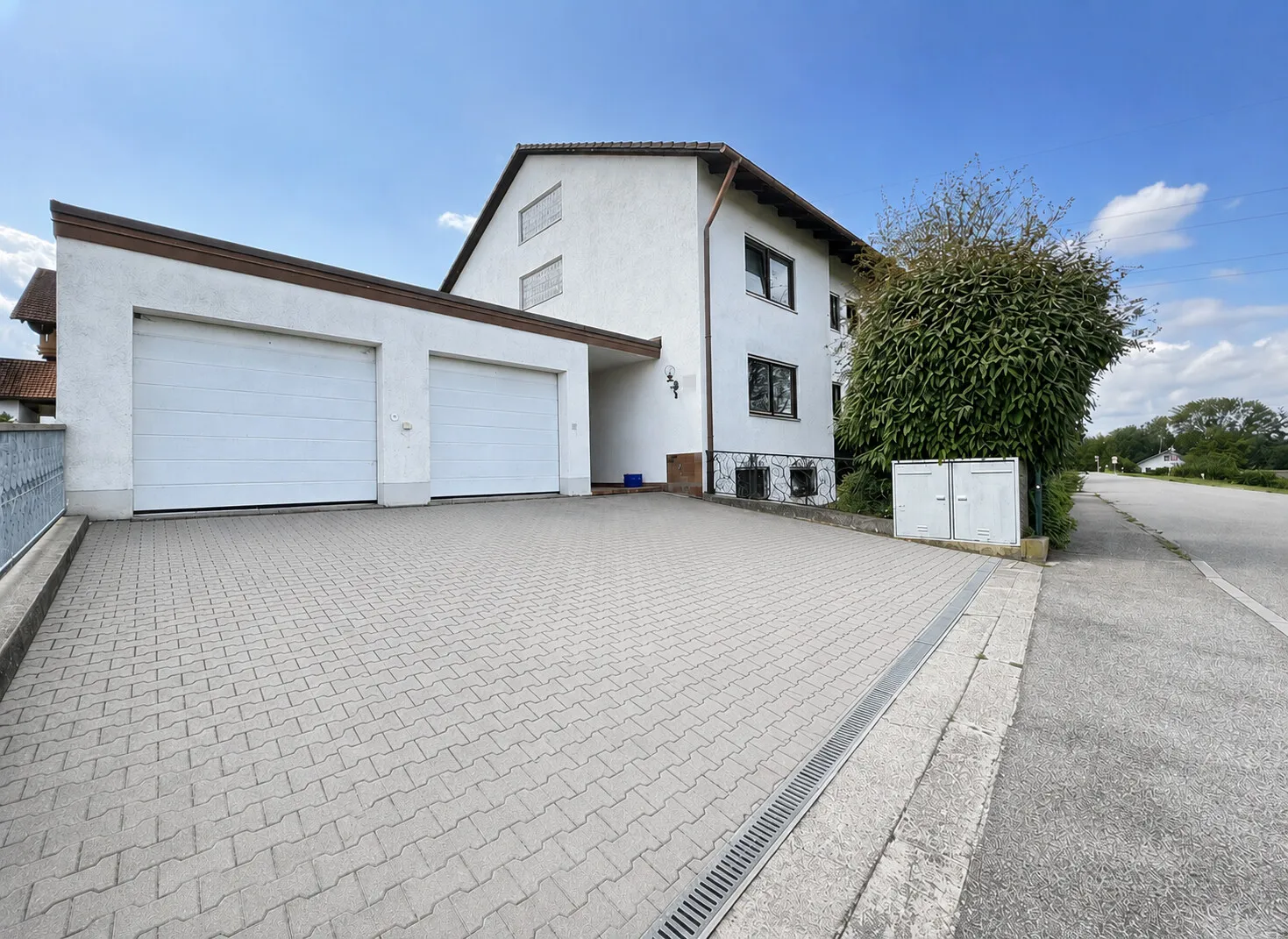 Einfahrt & Doppelgarage