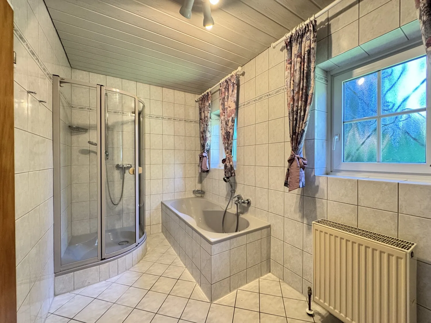 Badezimmer mit Wanne & Dusche