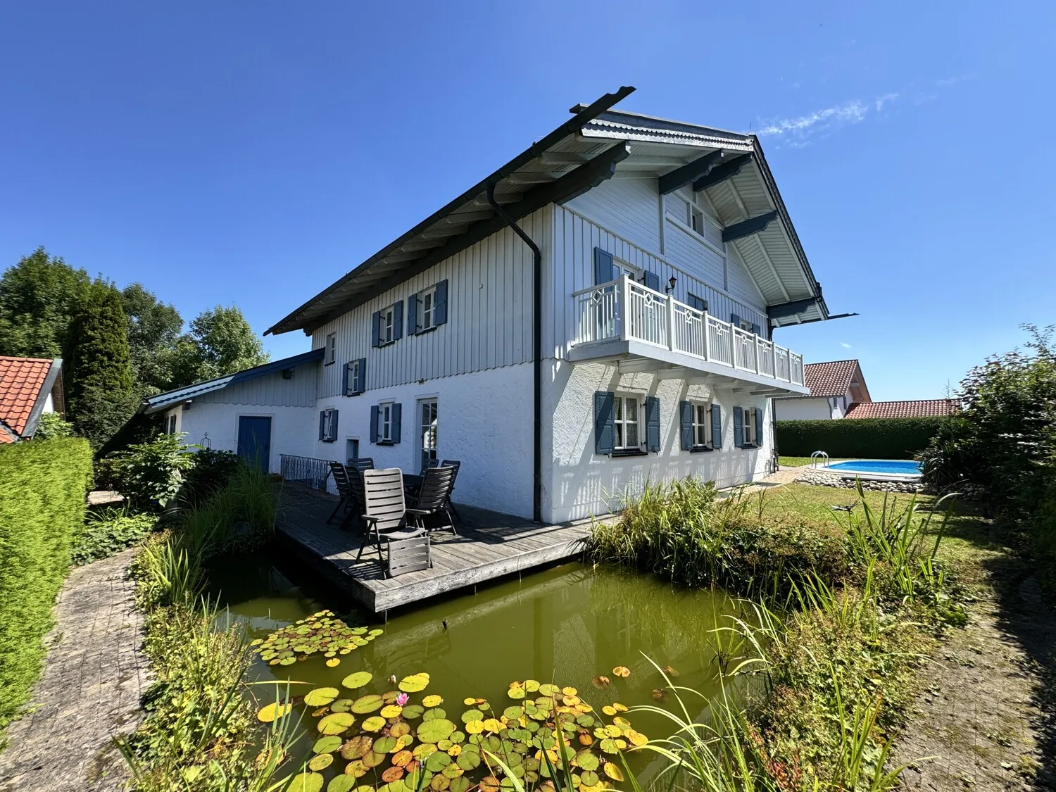 Terrasse mit Teich