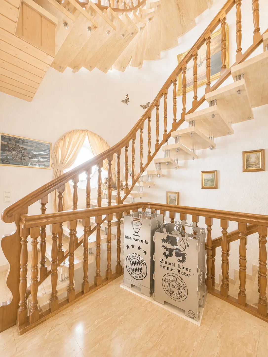 Freitragende Natursteintreppe