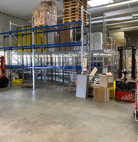 Hochregal-Versandbereich