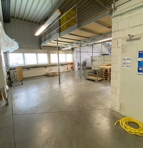 Produktionsbereich-hinten-Tore