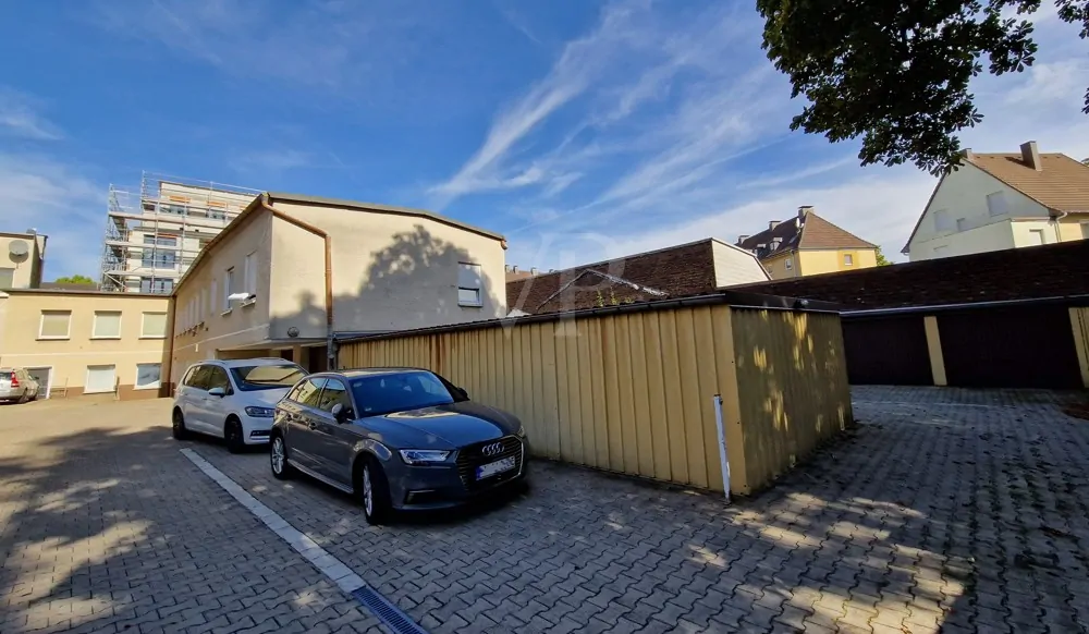 Stellplätze und Garagen