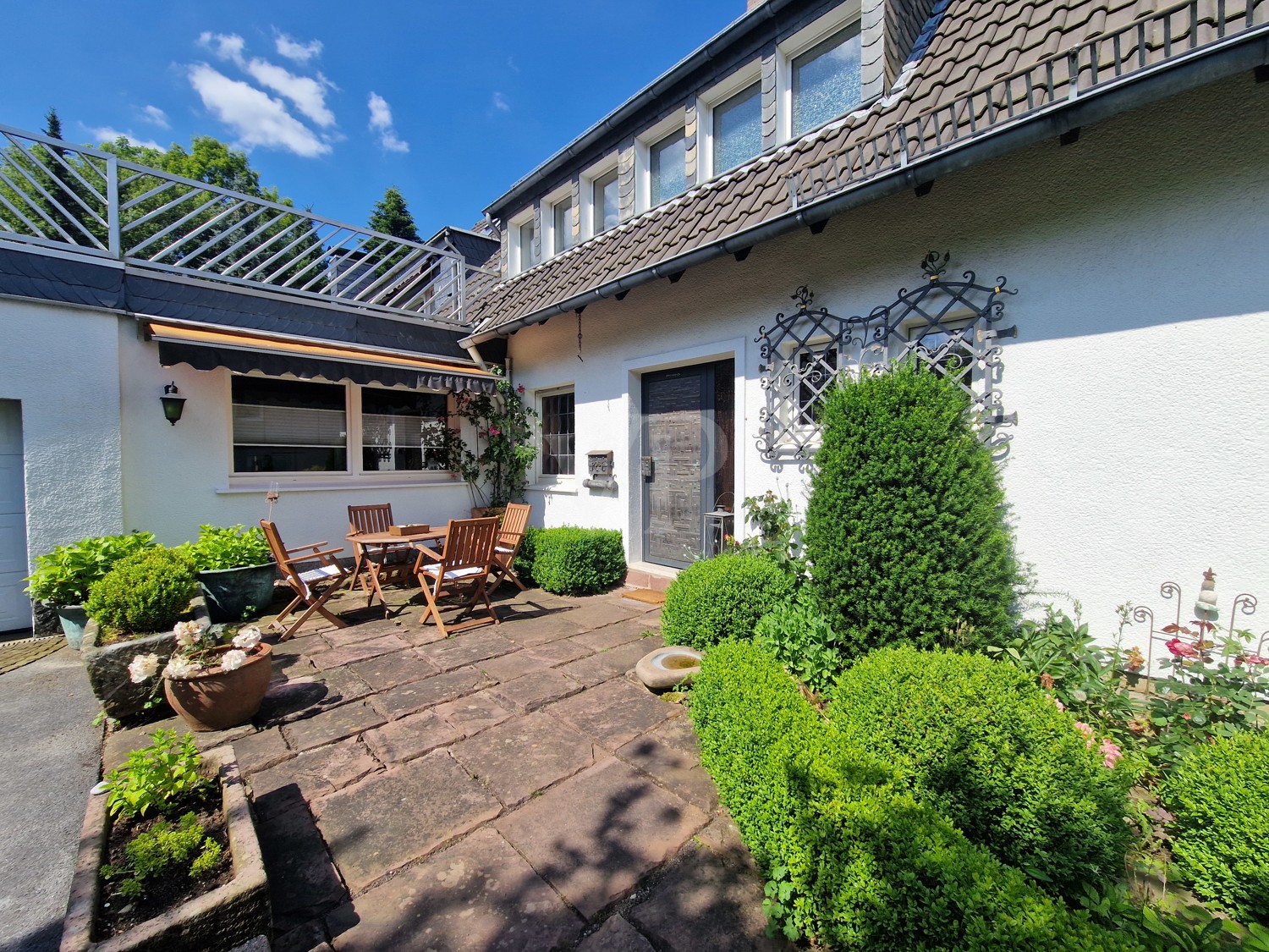 Vordere Terrasse und Eingangsbereich Wohnung Erdgeschoss