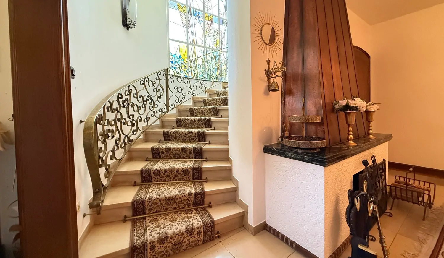 Aufgang mit Buntglasfenster