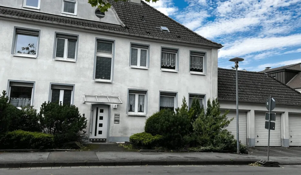 Vorderansicht mit Garagen