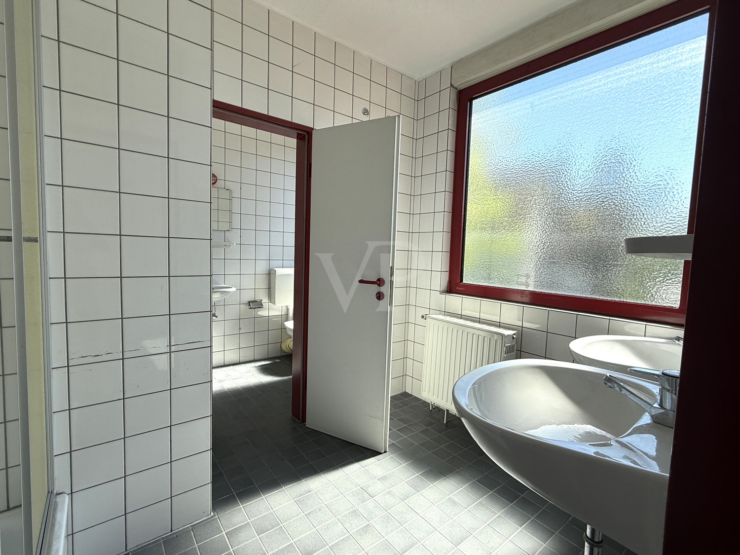 Waschraum mit Dusche