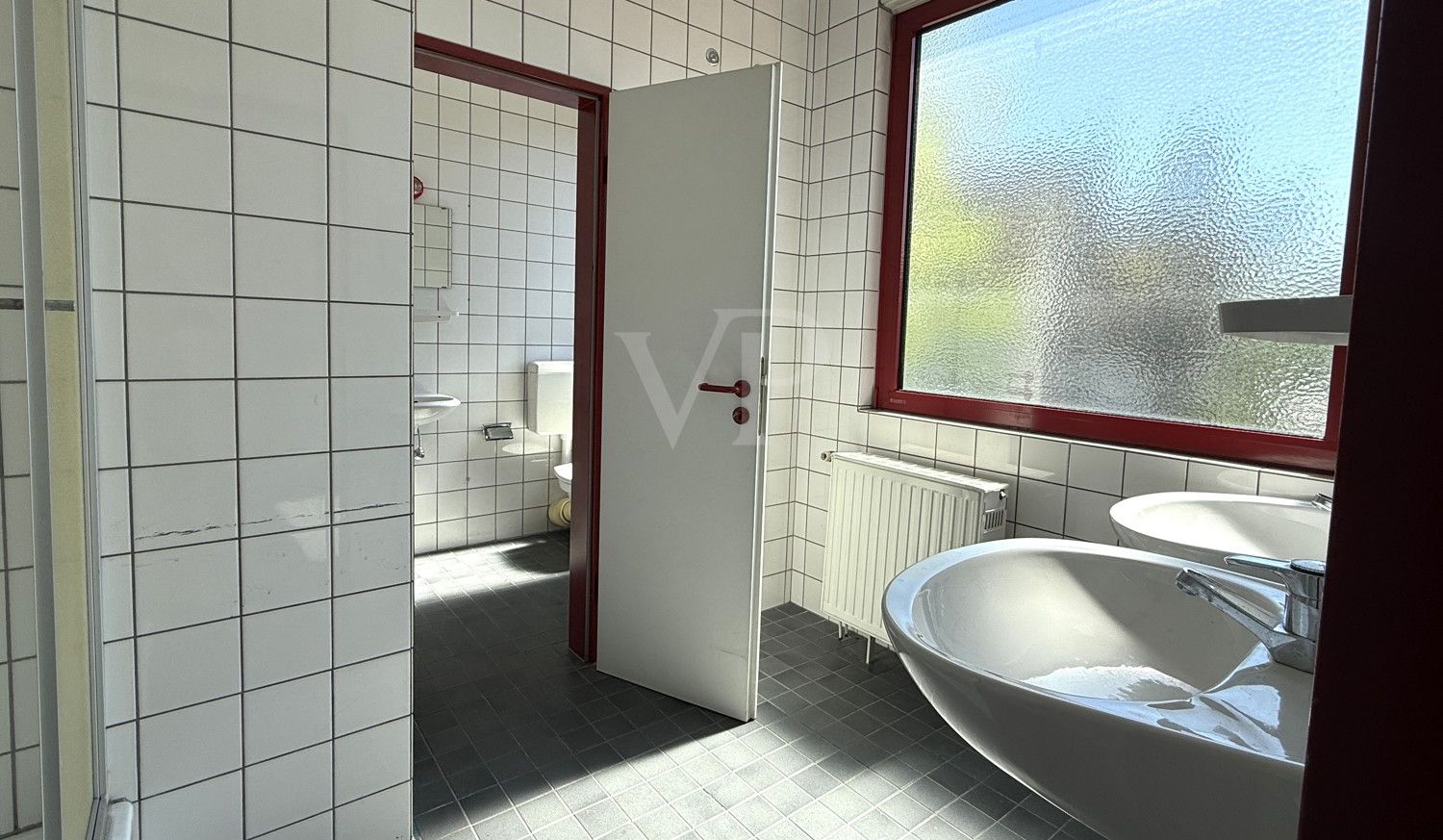 Waschraum mit Dusche