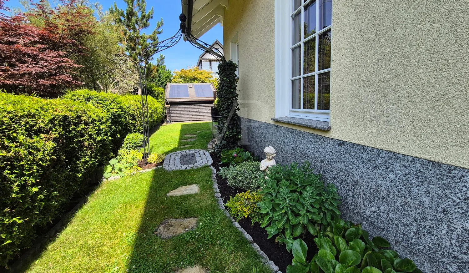 Gartenbereich seitlich