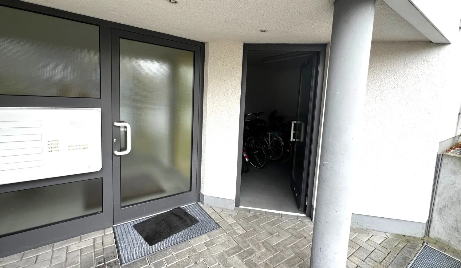 Eingangsbereich und Zugang Fahrradraum (rechts)