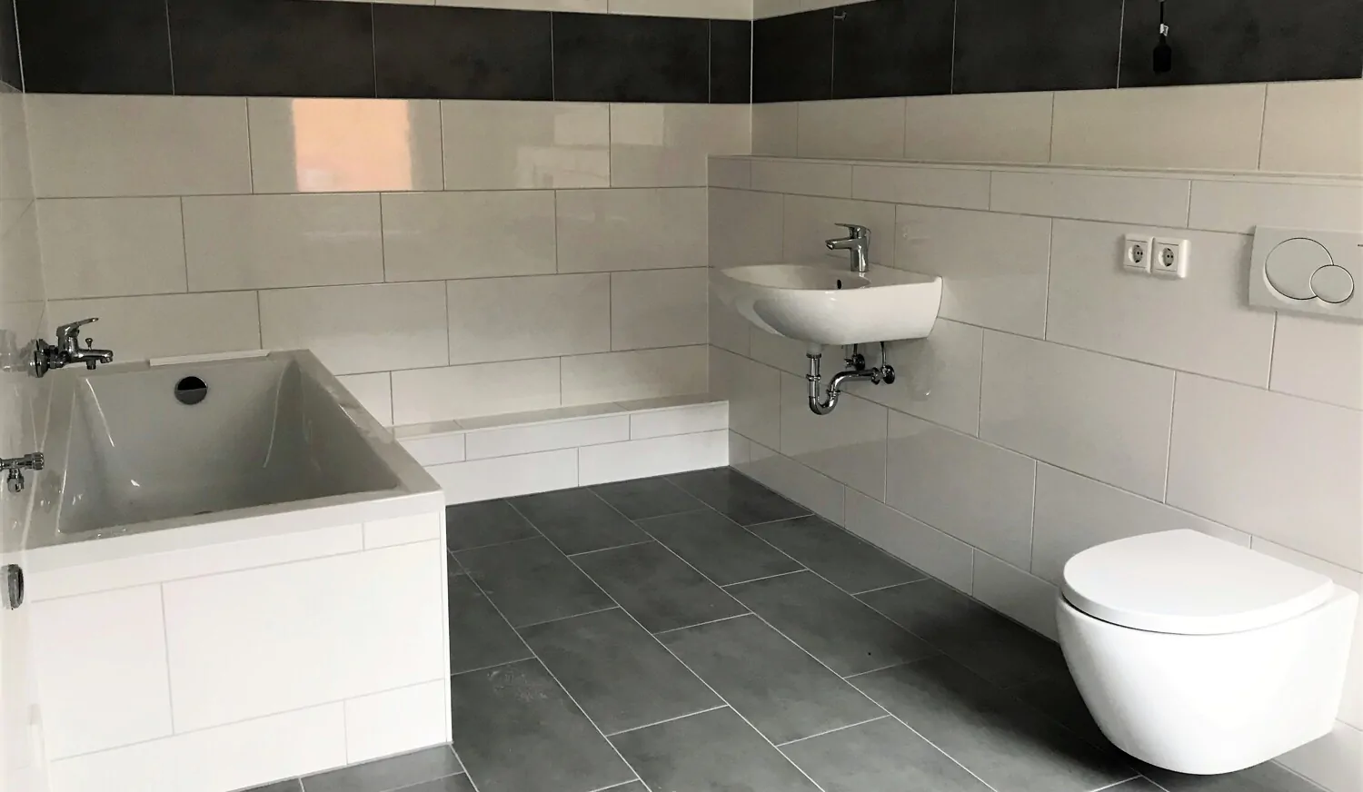 Badezimmer 1 mit Badewanne