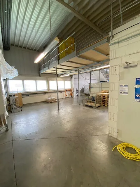 Produktionsbereich-hinten-Tore