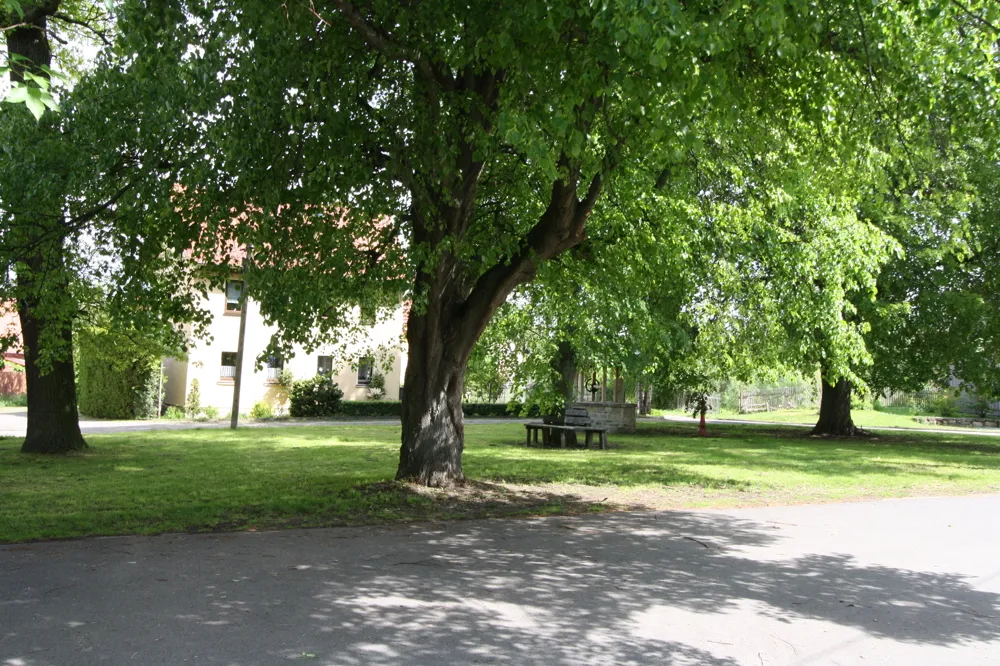 Dorfplatz vor dem Haus