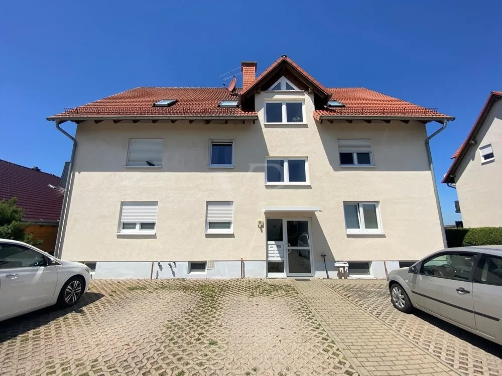 Haus in Front mit PKW Stellplätzen