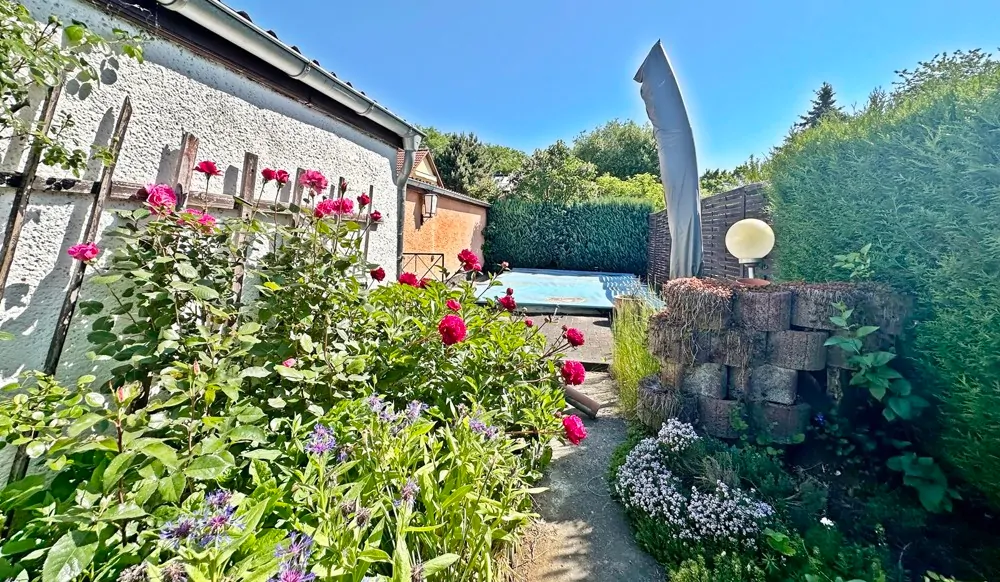 Pool hinter dem Nebengebäude