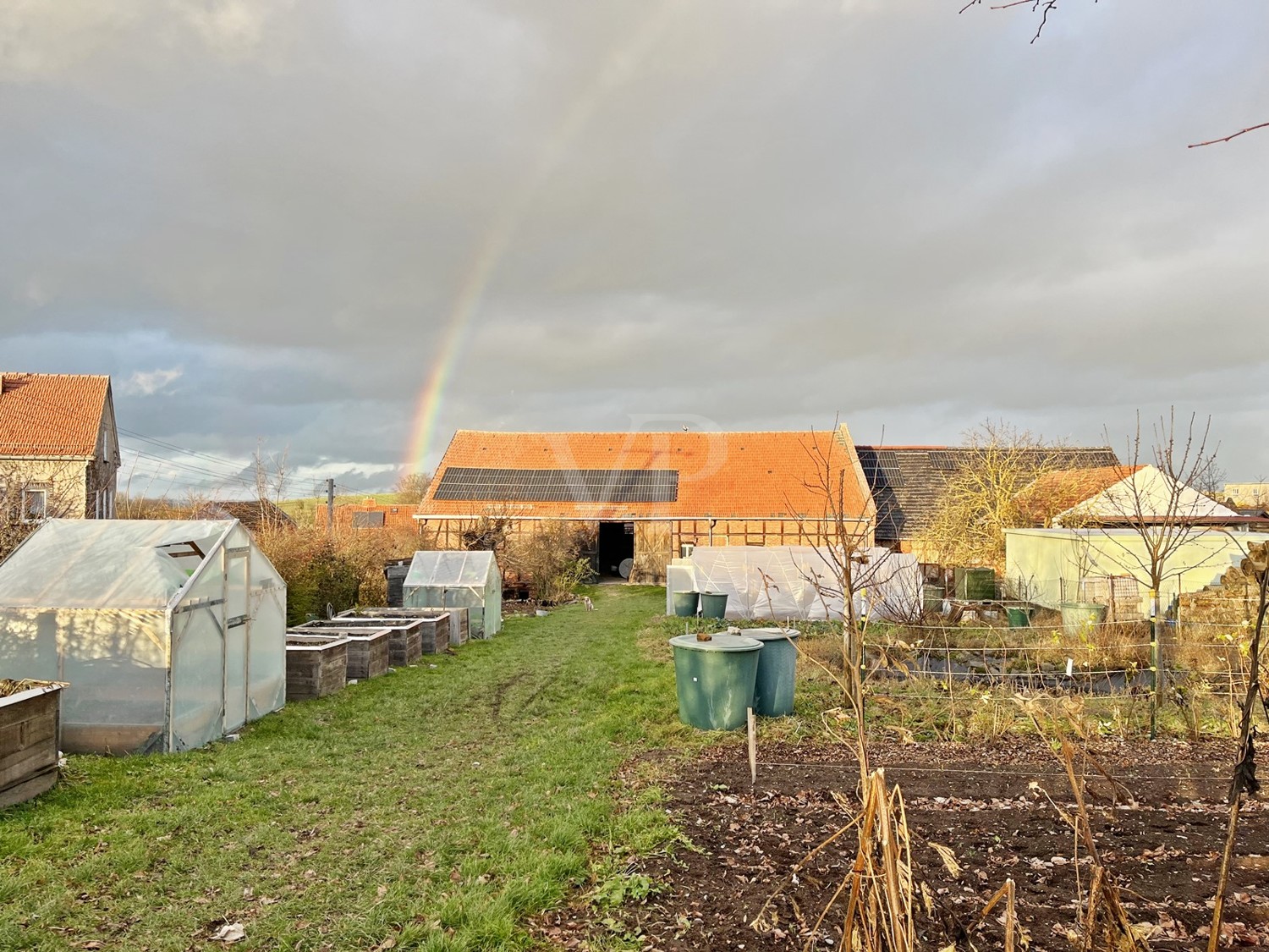 Garten mit Blick auf Scheune