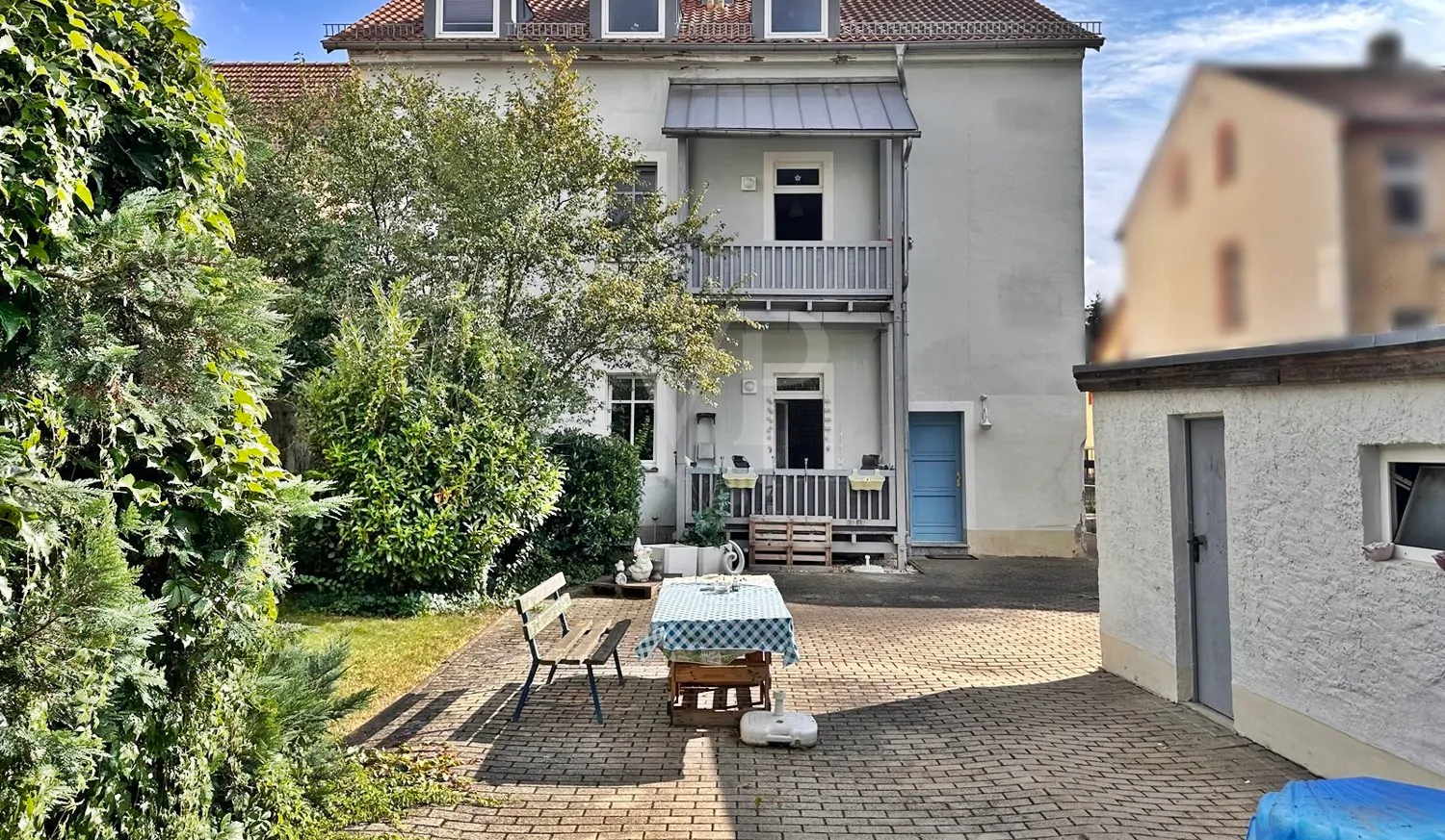 Grundstück mit Blick zum Haus