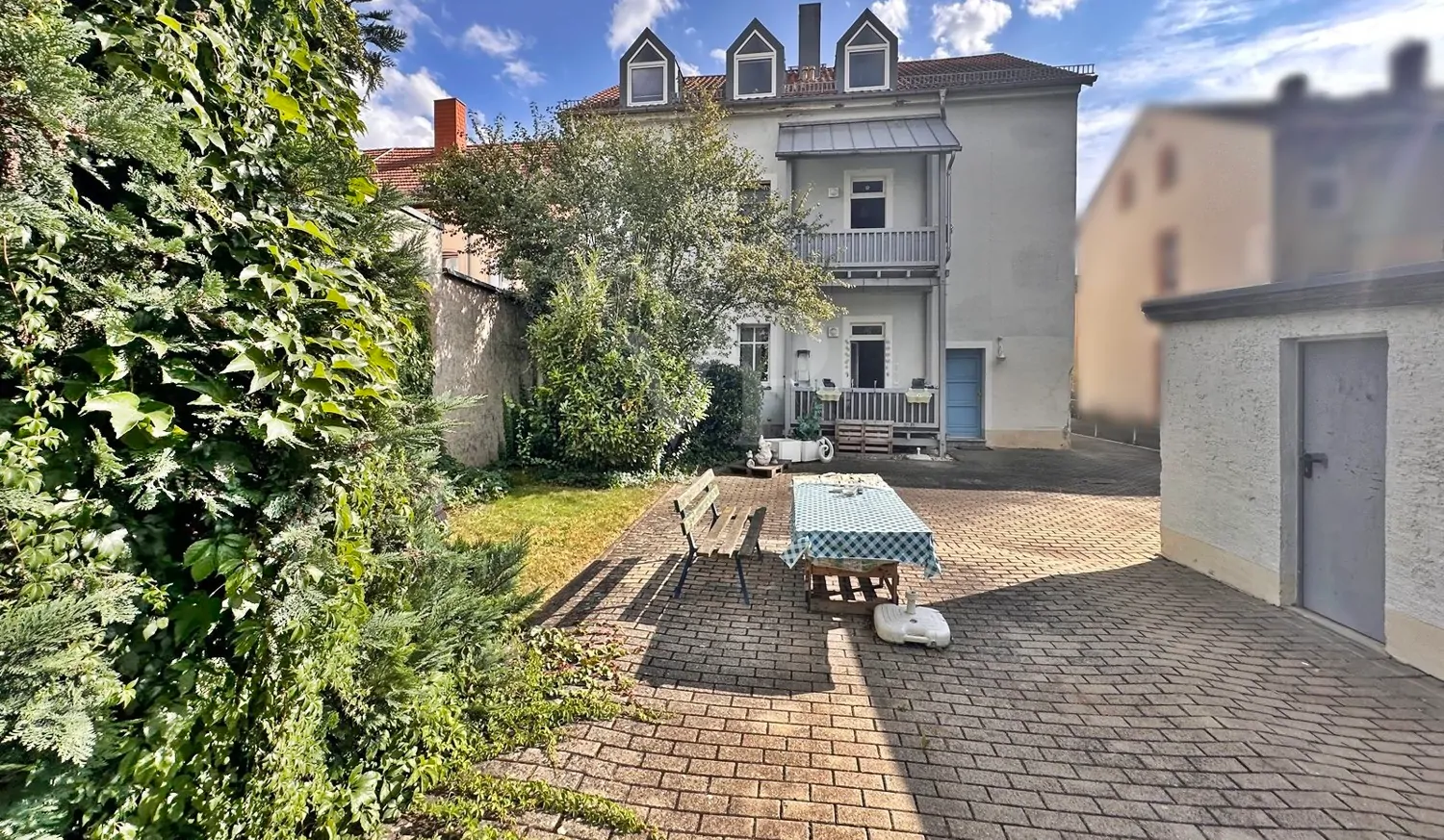 Grundstück mit Blick zum Haus