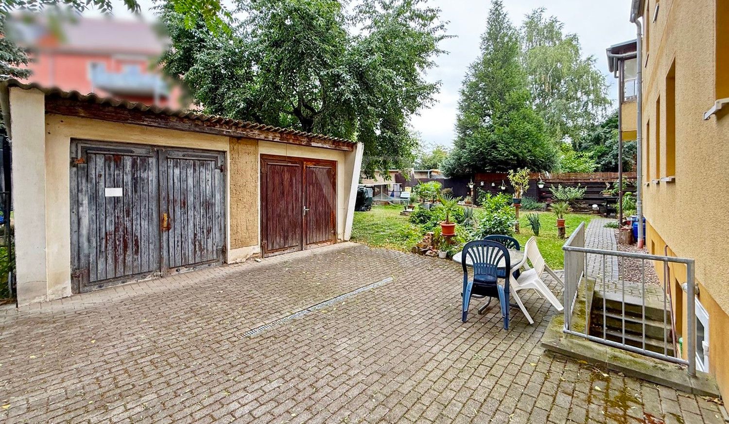 Garage mit Garten