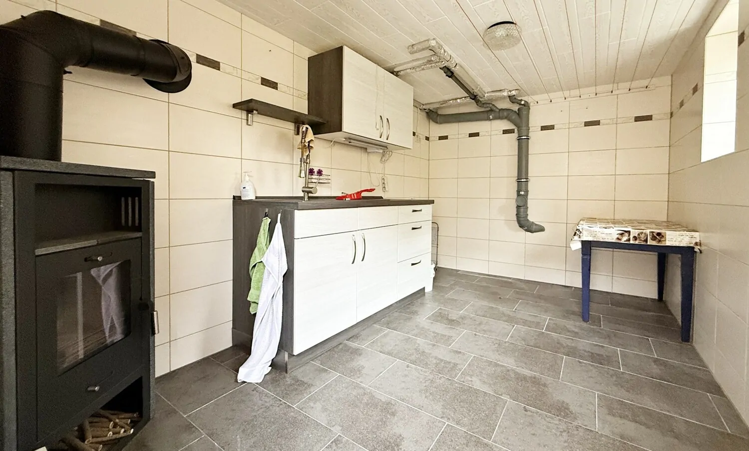 Waschküche mit Kaminofen