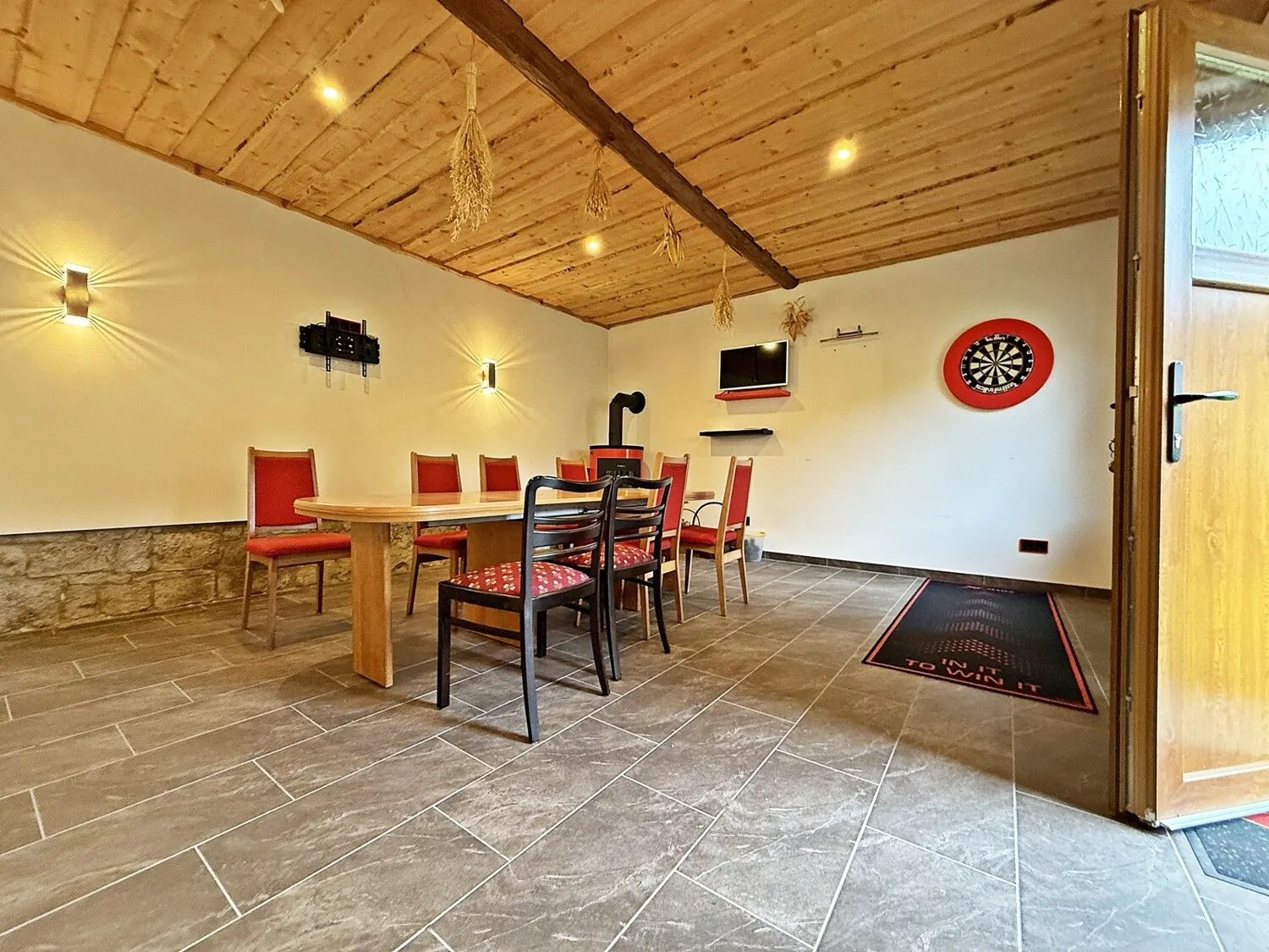 Partyraum mit Kaminofen