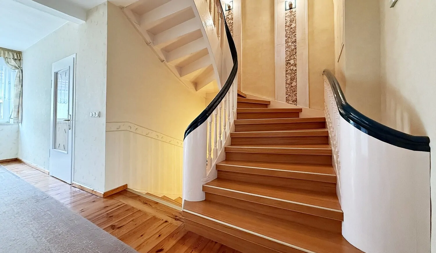 Massive Holztreppe Obergeschoss 1