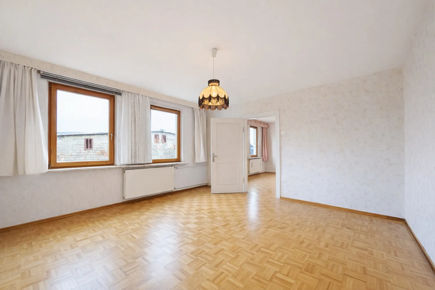 Wohnraum OG - Blick zum Durchgangszimmer