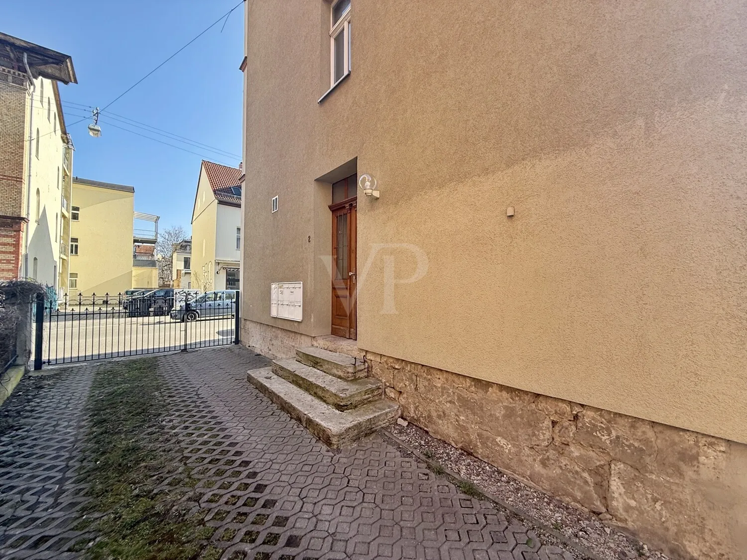 Einfahrt und Eingang zum Haus