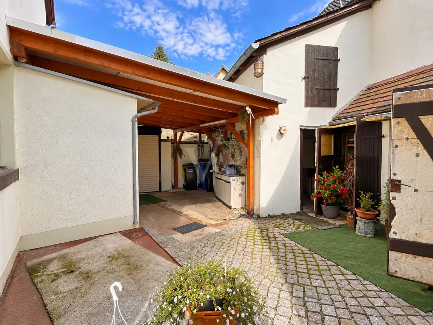 Innenhof mit Carport
