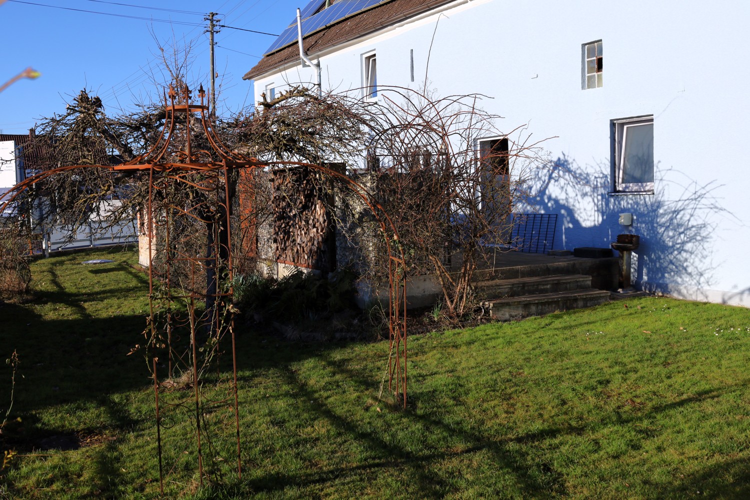 Zwei Häuser zu einem Preis
Einfamilienhaus und Pension