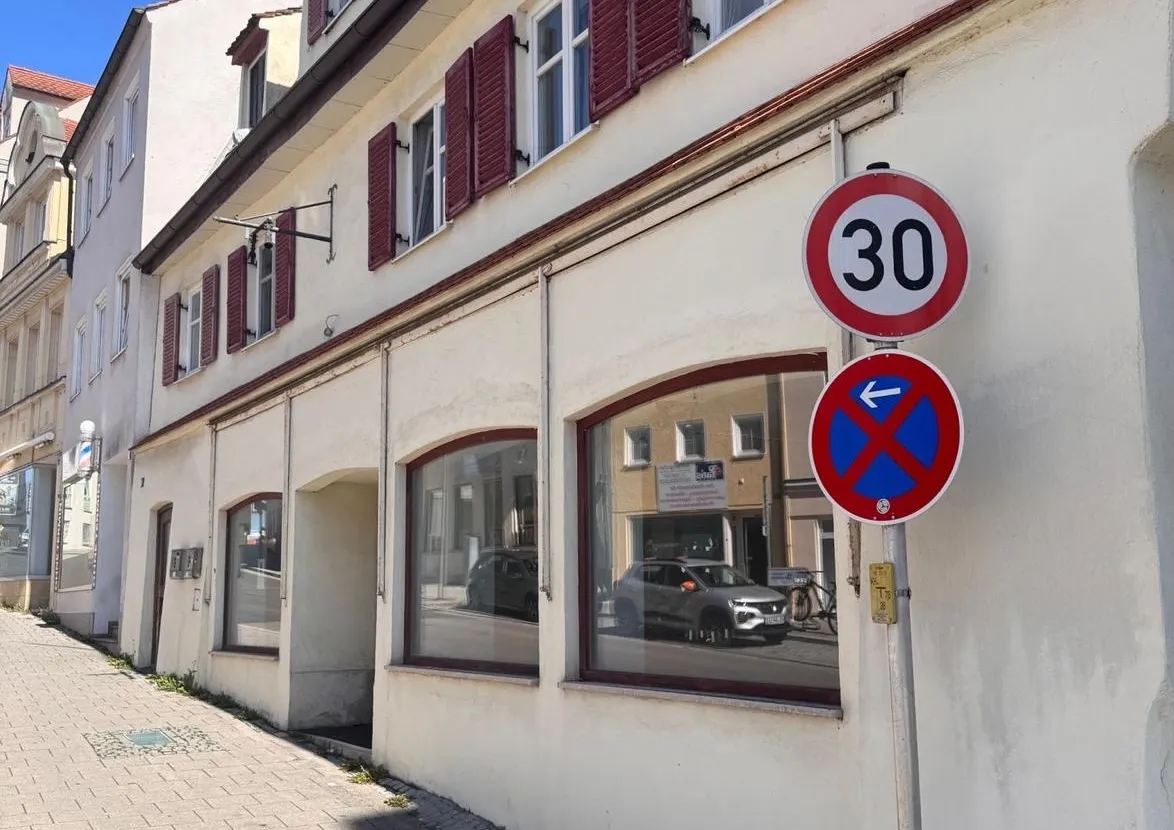 Historisches Ladengeschäft mit großzügigen Schaufenstern im Altstadtkern