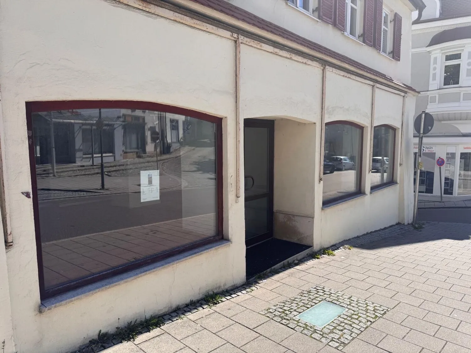Historisches Ladengeschäft mit großzügigen Schaufenstern im Altstadtkern