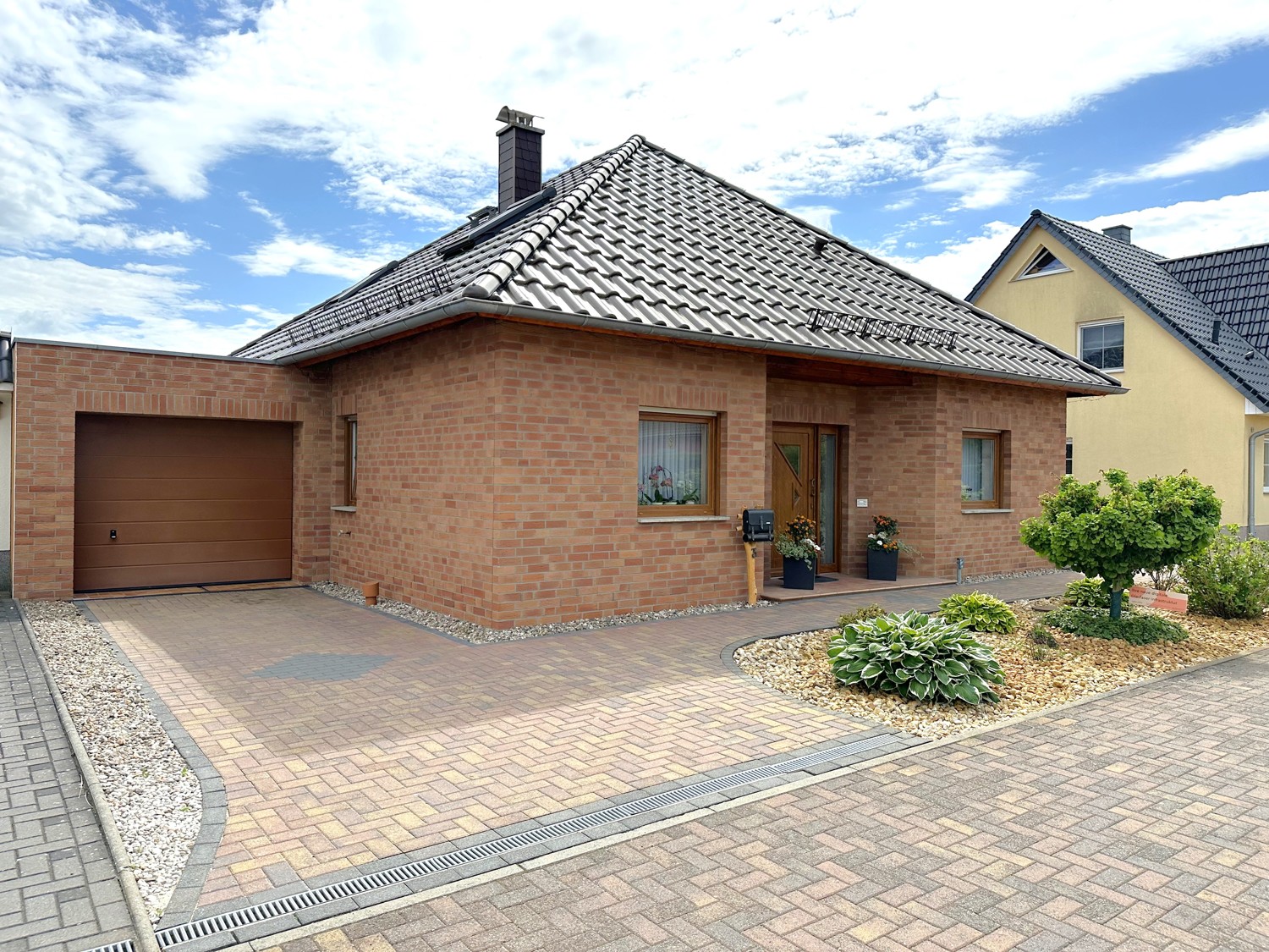 verklinkerter Wohnbungalow mit Garage