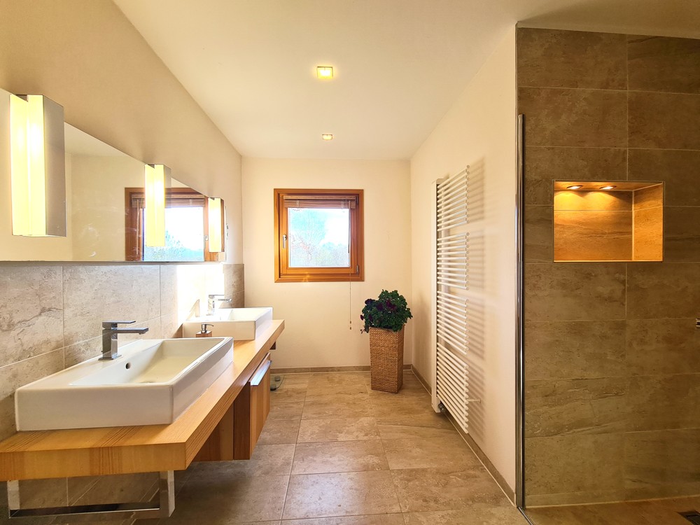 modernes Badezimmer mit Dusche und Doppelwaschbecken im Erdgeschoss