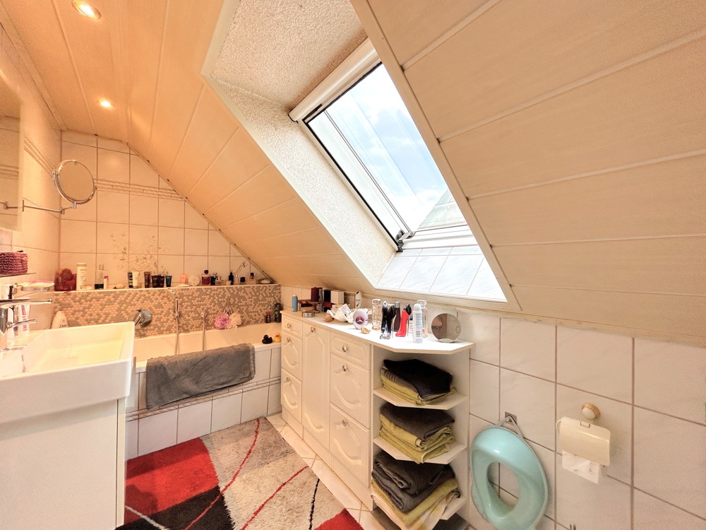 Badezimmer mit Badewanne im Dachgeschoss