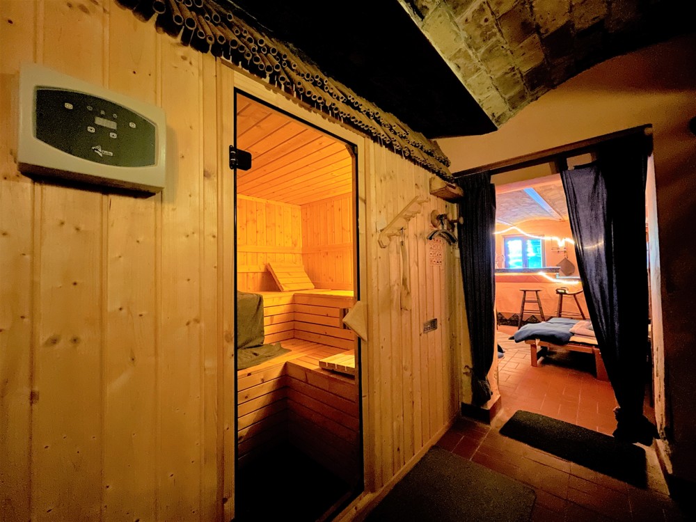 Sauna mit angrenzender Bar im gemütlichen Kellerbereich