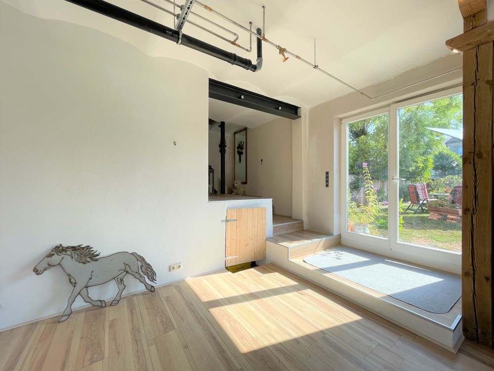 lichtdurchfluteter Eingangsbereich der Wohnung im Seitenflügel