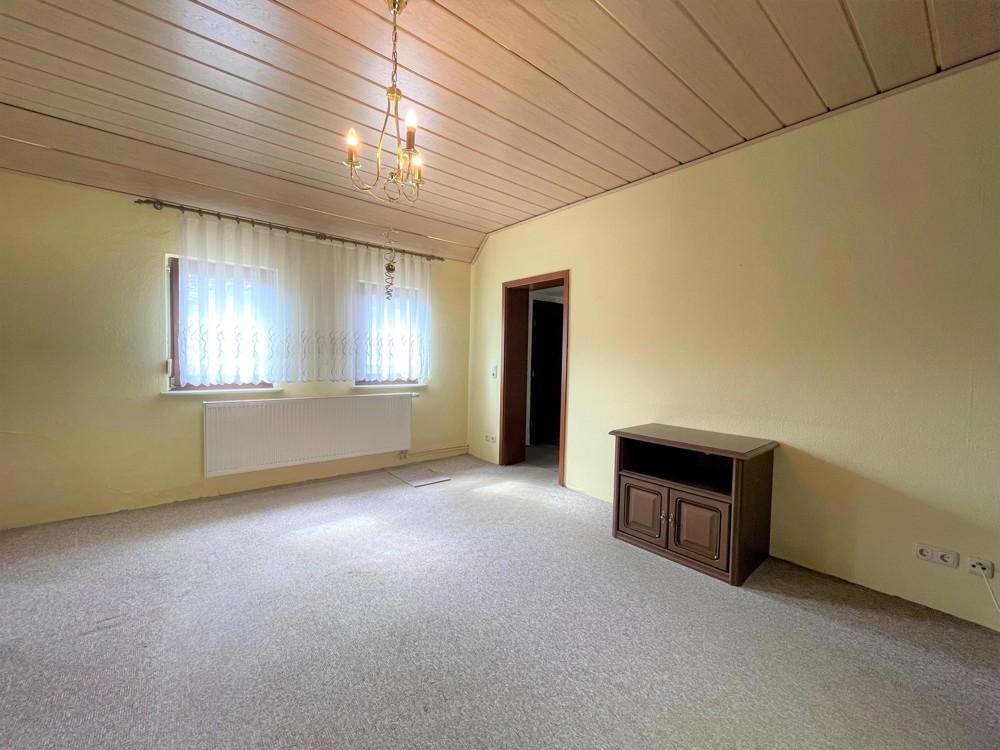 Gemütliches Wohnzimmer mit Zugang mit Blick auf die Straße