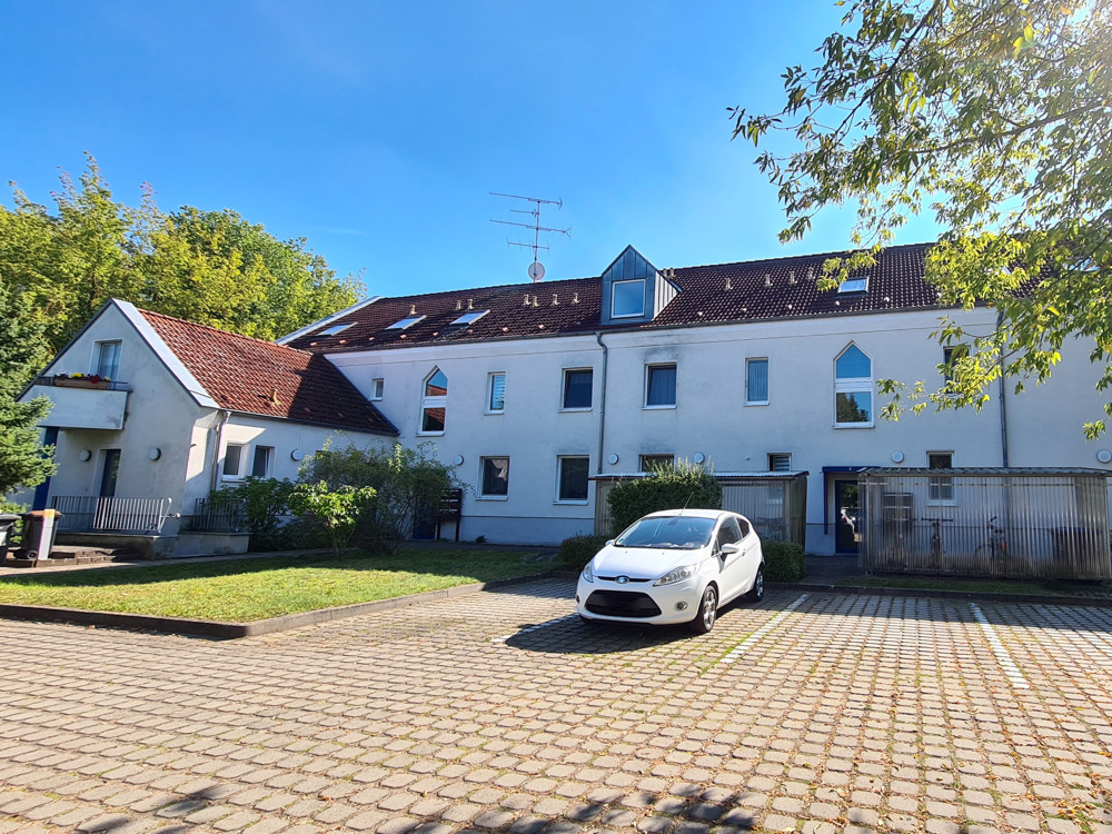 großer Parkplatz vor dem Haus