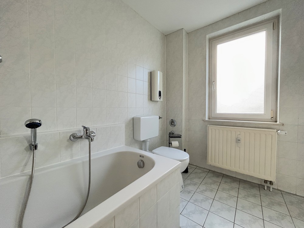Badezimmer mit Badewanne im Erdgeschoss